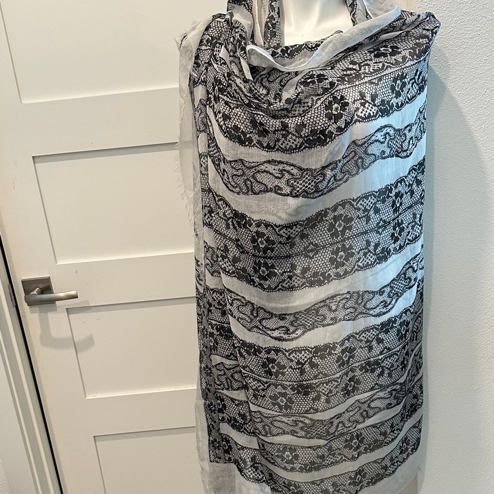 Elegant Black and Gray Patterned Scarf